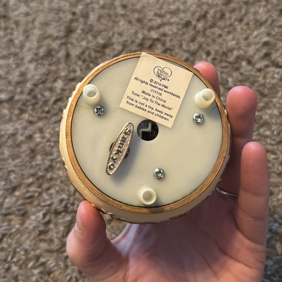 Precious Moments  Angel Holding Nativity Star Musical - Picture 4 of 4